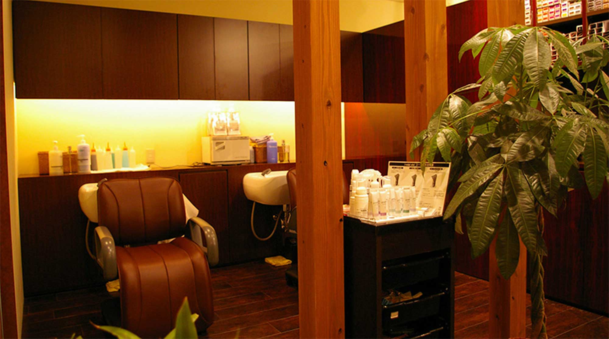 レミュール美容室のシャンプー台エリア